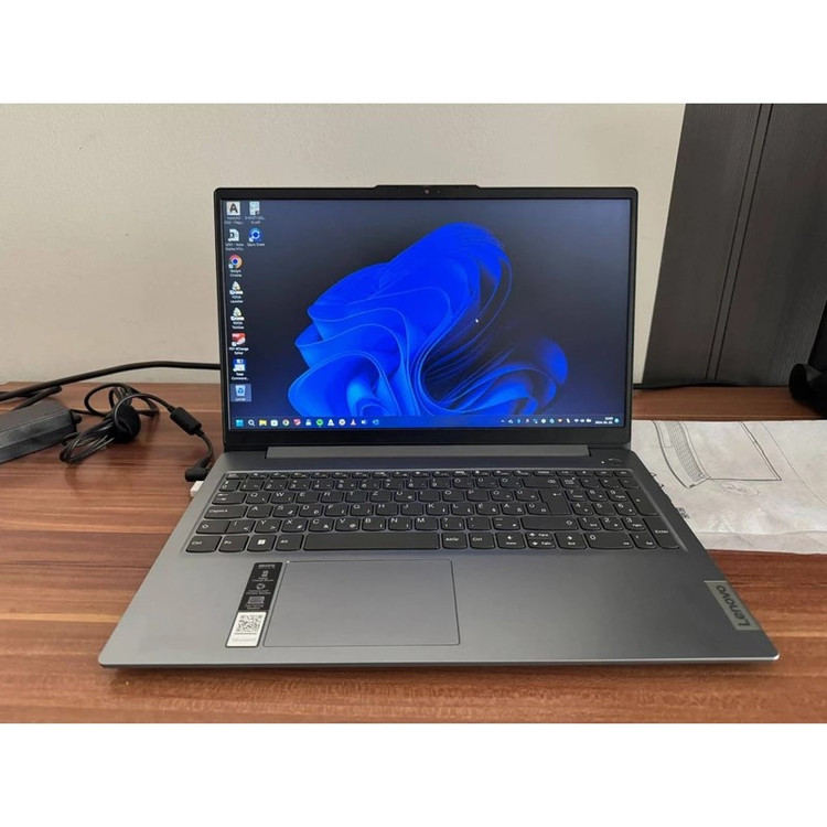 لپتاپ لنوو مدل IdeaPad Slim 3 15IRU8 با پردازنده Core i3-1315U، رم LPDDR5 8GB با فرکانس 4800MHz، حافظه SSD با ظرفیت 256GB، نمایشگر 15.6 اینچ TN با وضوح Full HD