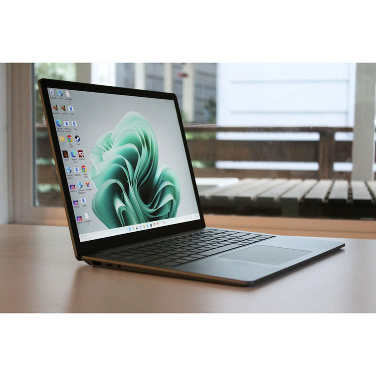 لپتاپ مایکروسافت مدل Surface Laptop 5 با پردازنده Core i5-1235U، رم LPDDR5X 8GB، حافظه SSD با ظرفیت 512GB، نمایشگر لمسی 13.5 اینچ PixelSense، دارای نور پسزمینه کیبورد، سیستمعامل Windows 11