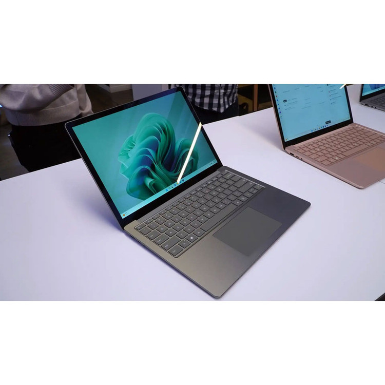 لپتاپ مایکروسافت مدل Surface Laptop 5 با پردازنده Core i5-1235U، رم LPDDR5X 8GB، حافظه SSD با ظرفیت 512GB، نمایشگر لمسی 13.5 اینچ PixelSense، دارای نور پسزمینه کیبورد، سیستمعامل Windows 11